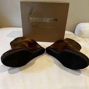 Donald J Pliner! Dafne-81 Saddle Vintage Suede, 9M size. Like new!